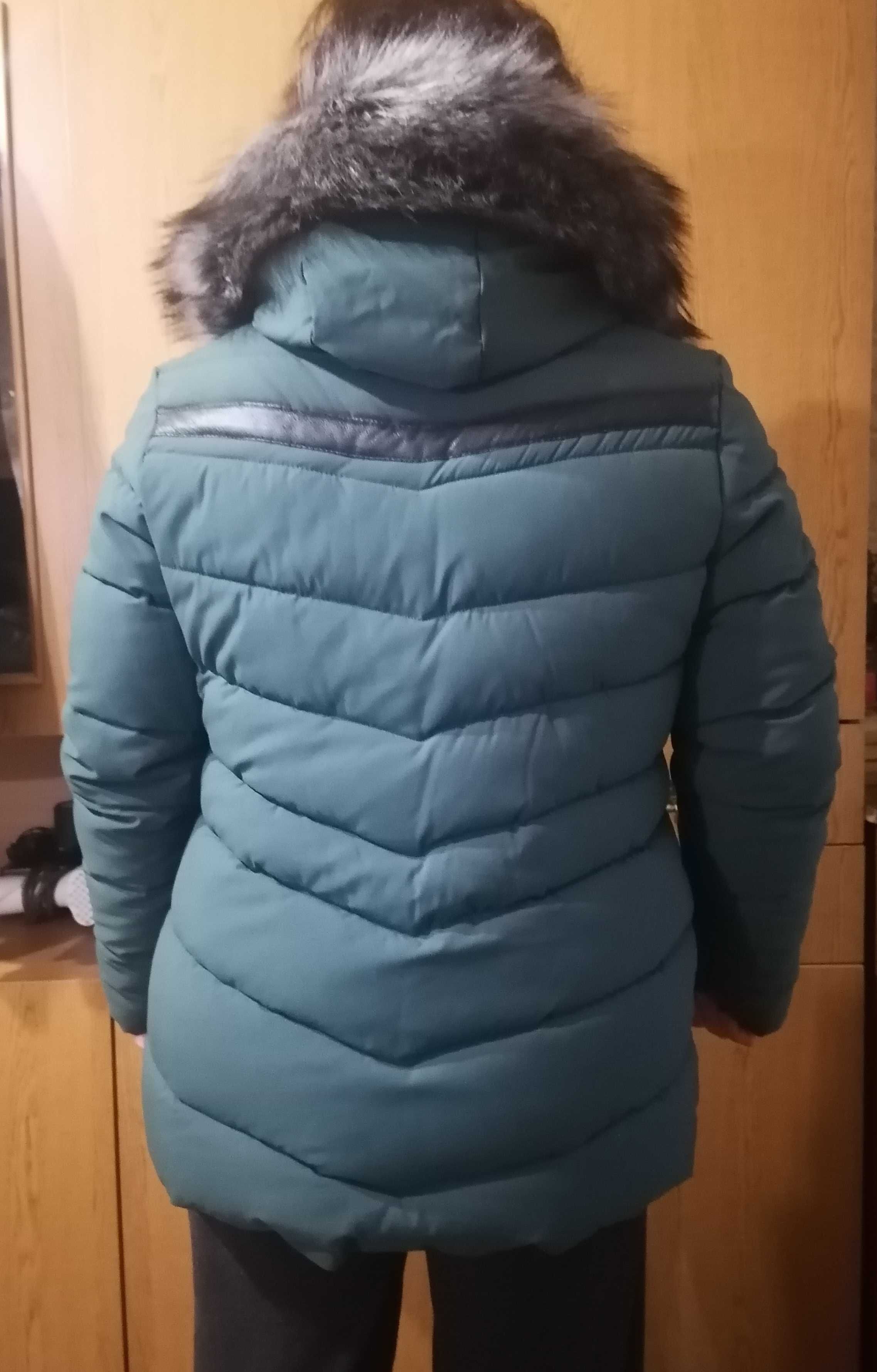 Продам две женские зимние куртки.
