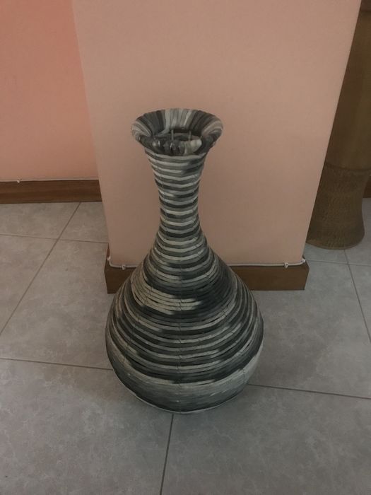 Jarrão para decoração revestido a trapalhões .