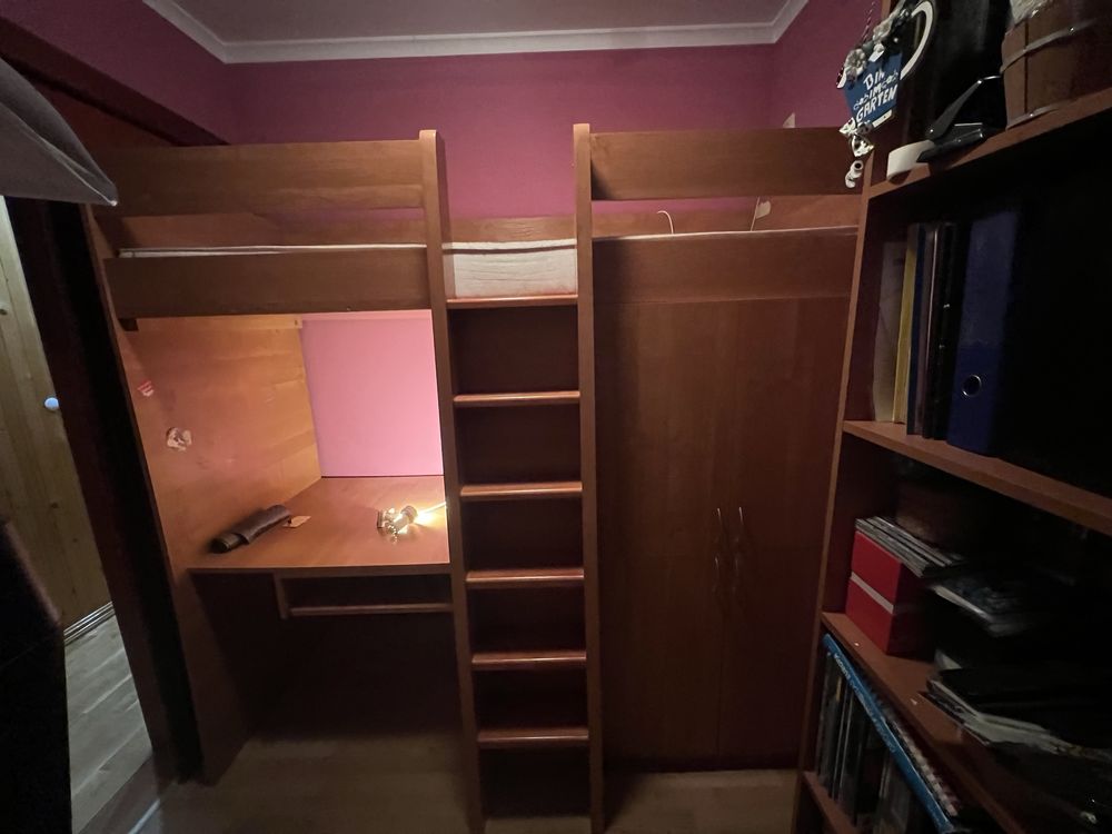 Łóżko piętrowe z biurkiem i szafą