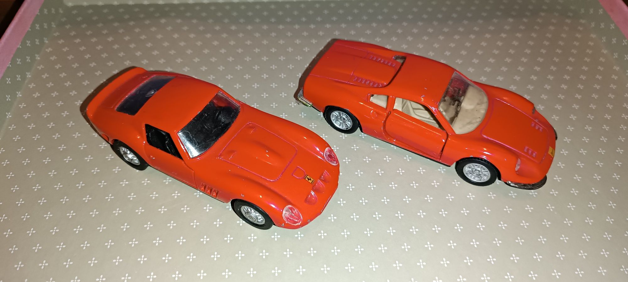 2 antigos carros Ferrari escala 1:43