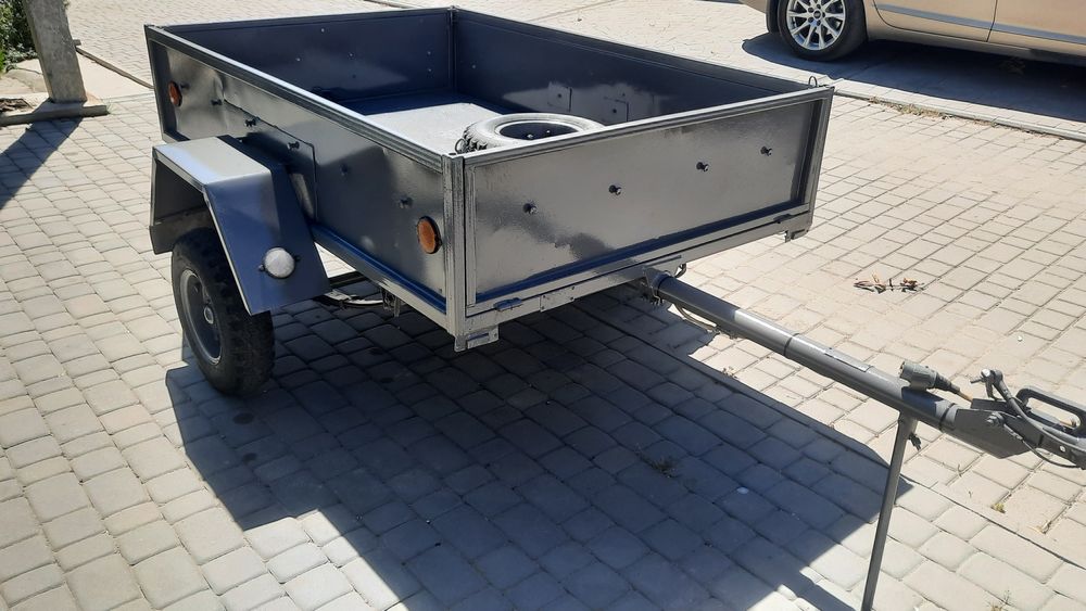Причіп в ідеальному стані, на рессорах