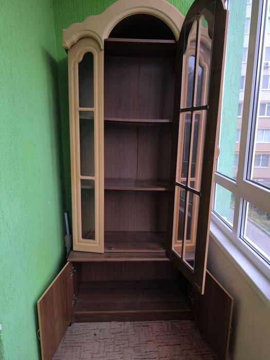 Шафа для речей у вітальню