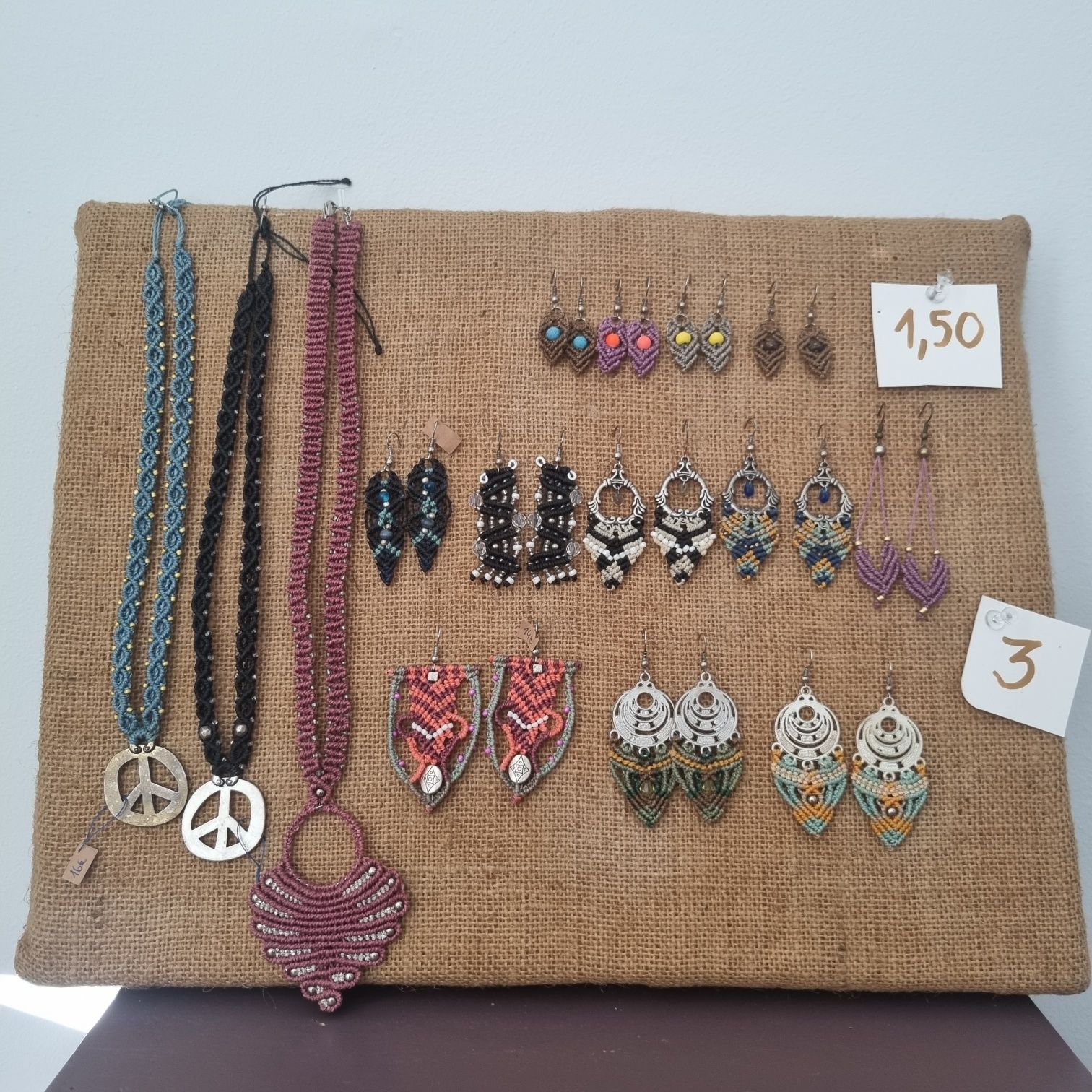 Brincos e pulseiras em macramé