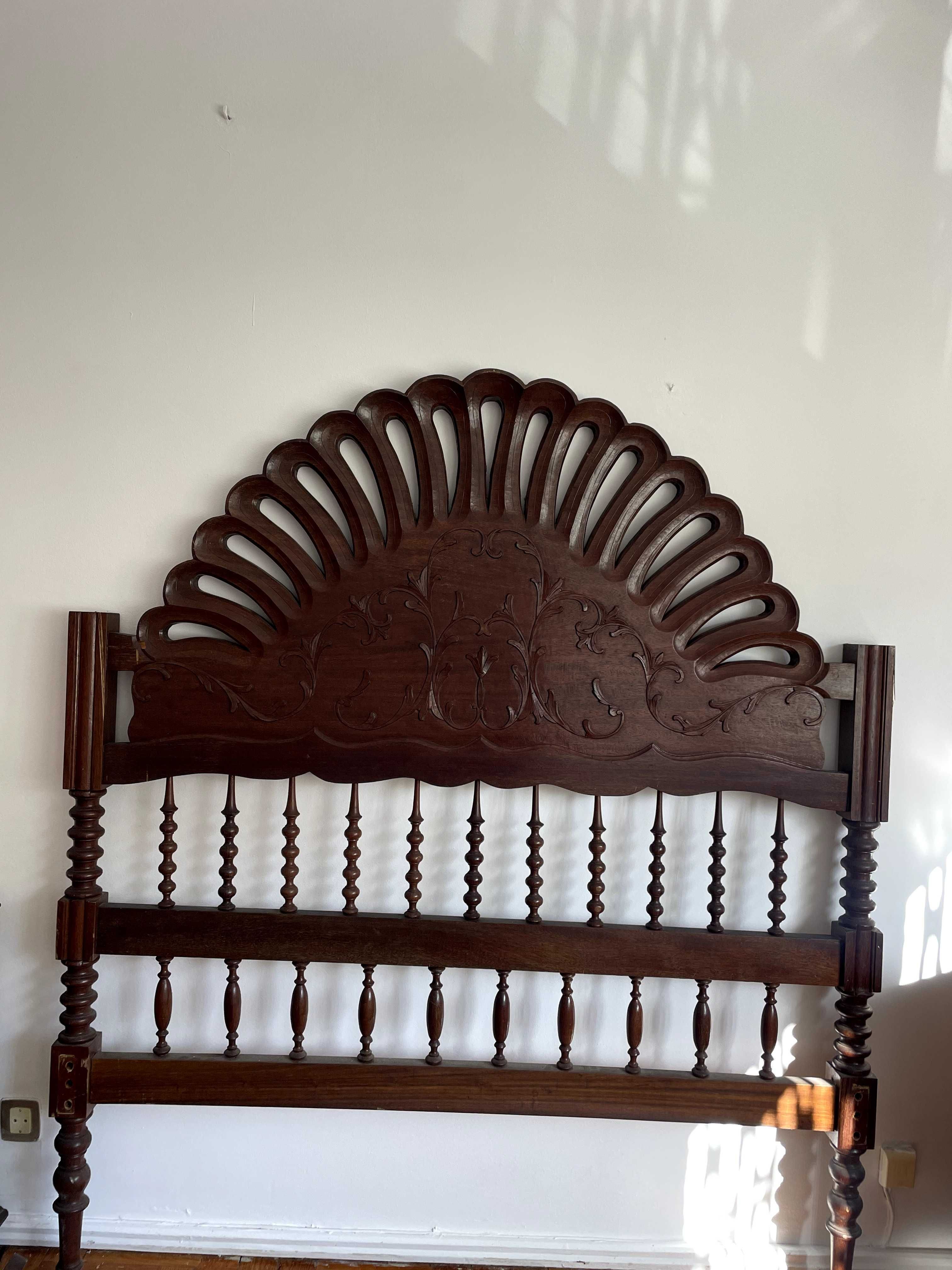 Conjunto de Mobília de Quarto em Madeira