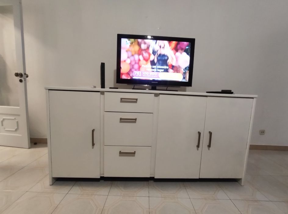 Reservado - Aparador grande com muita arrumação + móvel de parede.