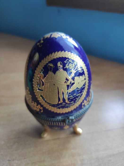 Jajko Fabergé z porcelany z Limoges