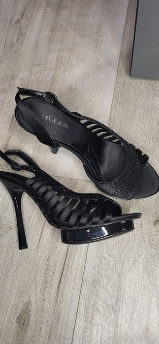 Жіночі босоніжки на підборах