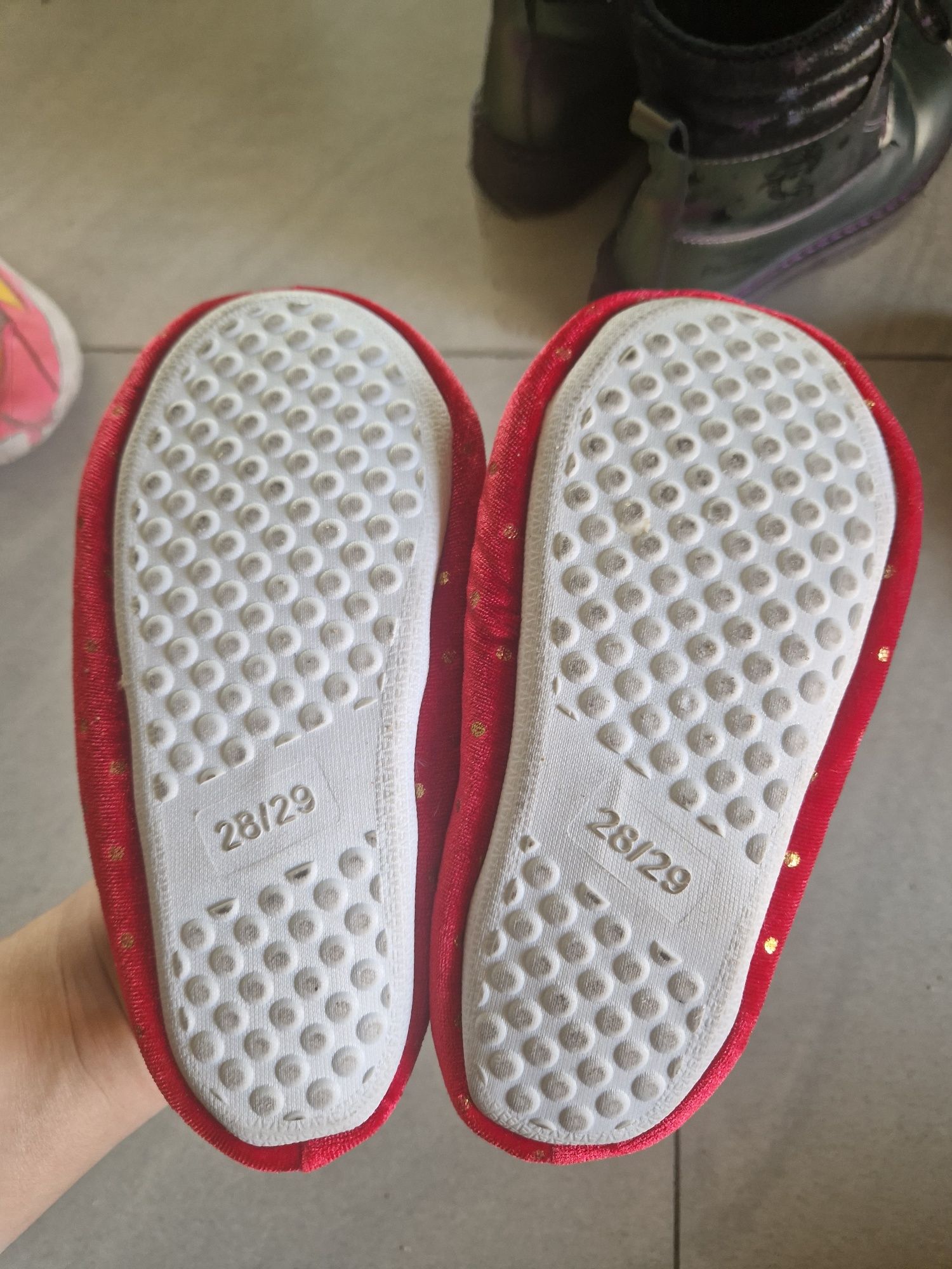 Czerwone nowe kapcie baletki 28