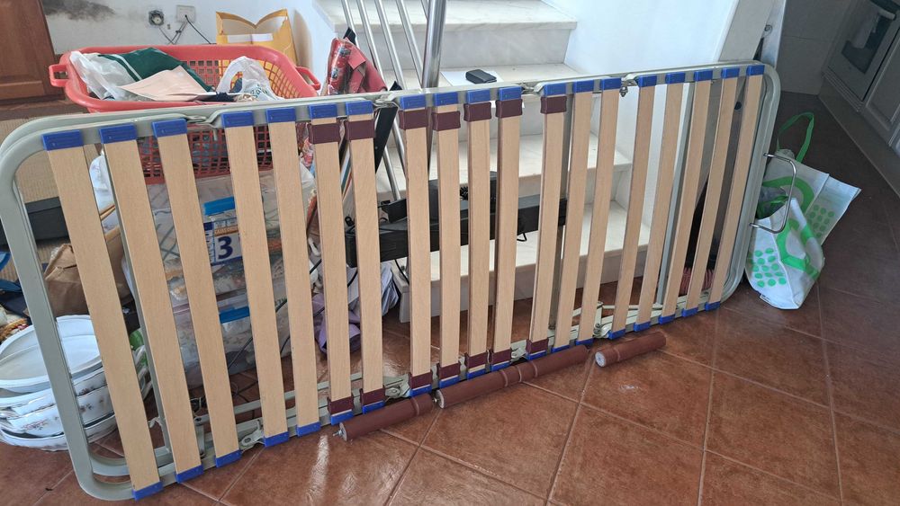 2 Estrados articulado elétrico com pés de enroscar.