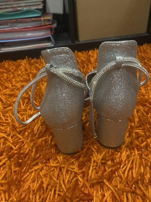 Sapatos elegantes brilhantes