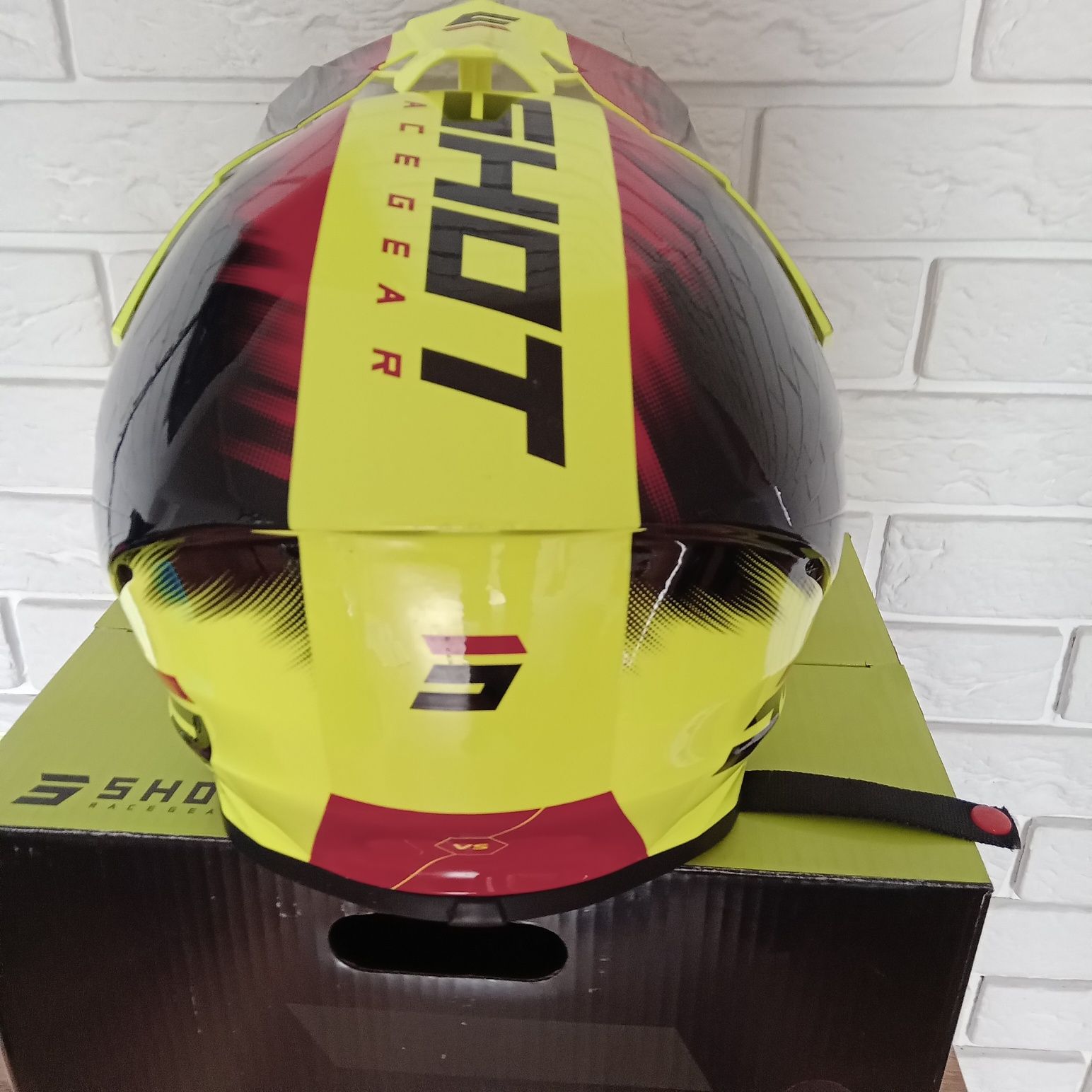 SHOT Versus Neon Yellow Red Glossy Kask Motor Rozmiar: YL (53cm-54cm)