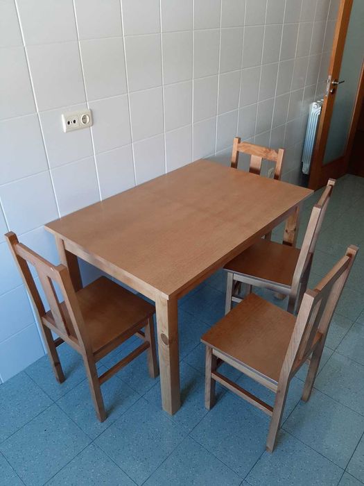 Conjunto de mesa e 4 cadeiras