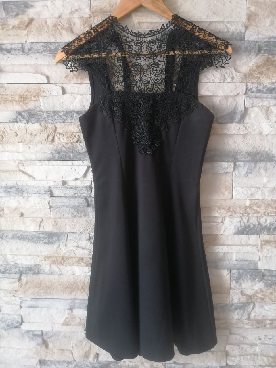 Czarna sukienka koronkowa mini