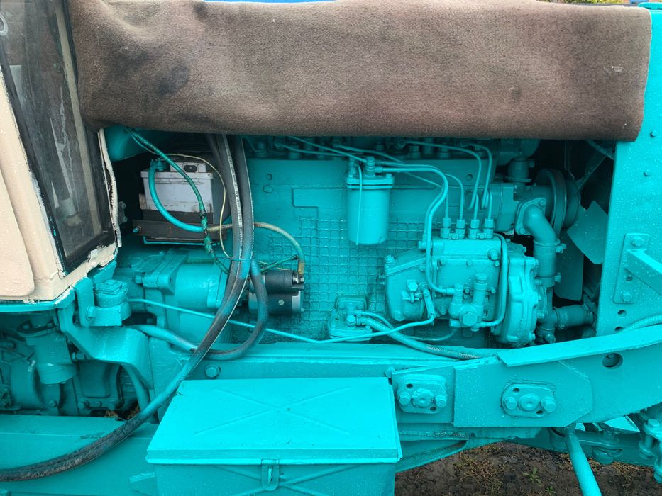 Ескаватор юмз на повному ходу стоїть стартер