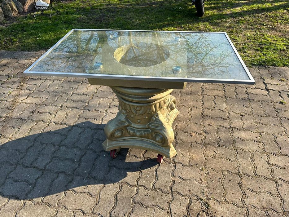 Betonowe donice ze stołem