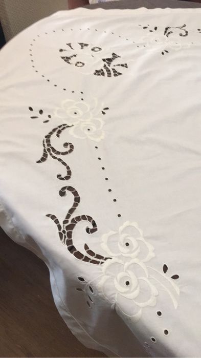 Linda toalha em linho bordada