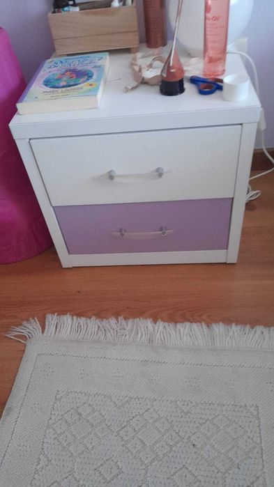 Cama de menina como nova , mesa de cabeceira, estrado e colchão