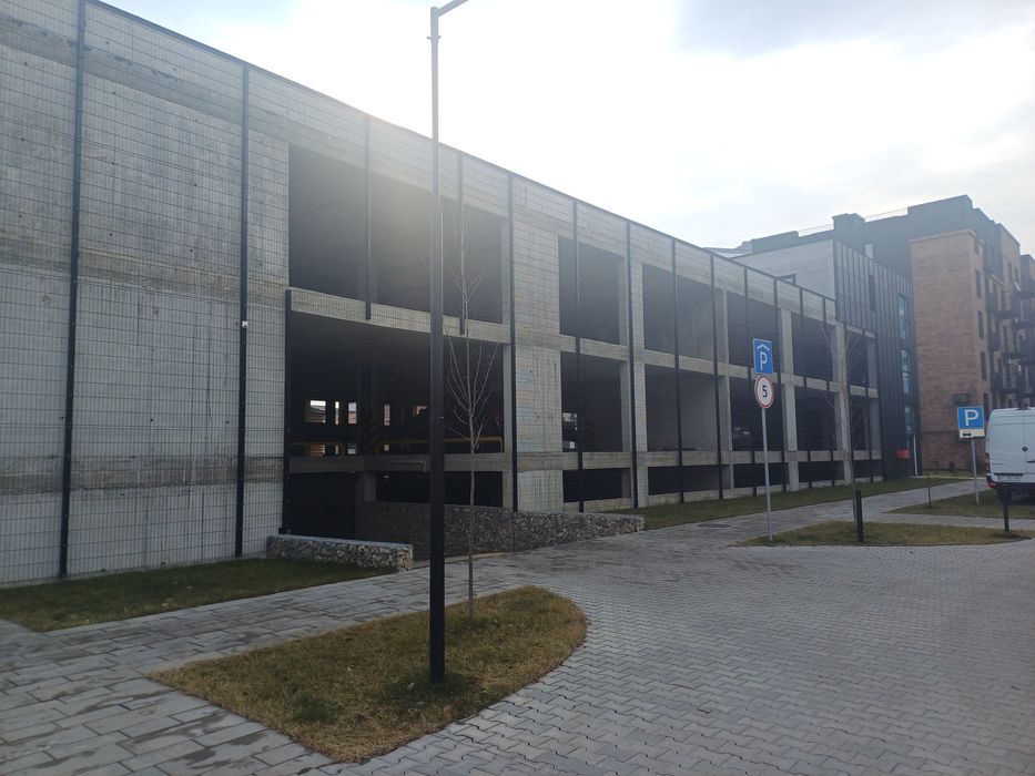 Продається паркомісце