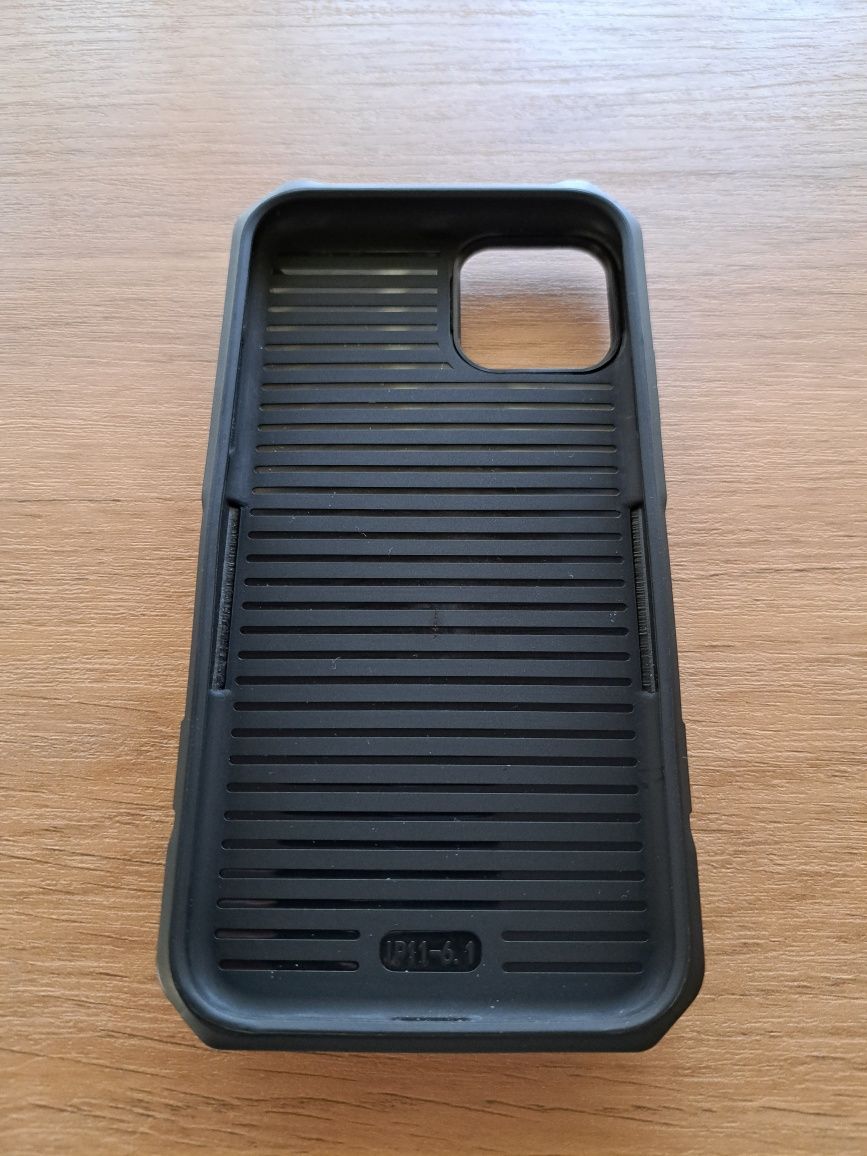 Ofereço 2 capas de Iphone 11 + cabo