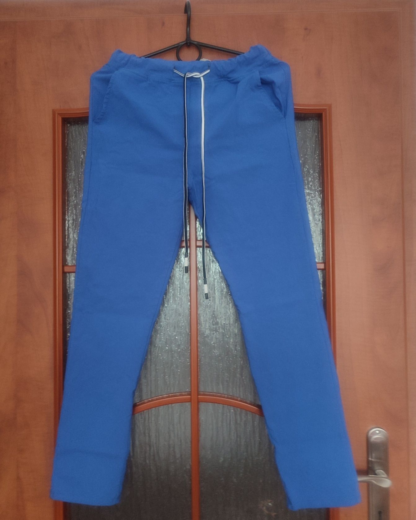 niebieskie spodnie