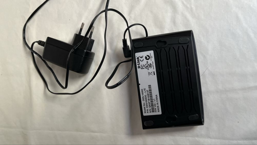 Switch D-Link DES-1005D 5 portas Fast-Ethernet • com fonte original