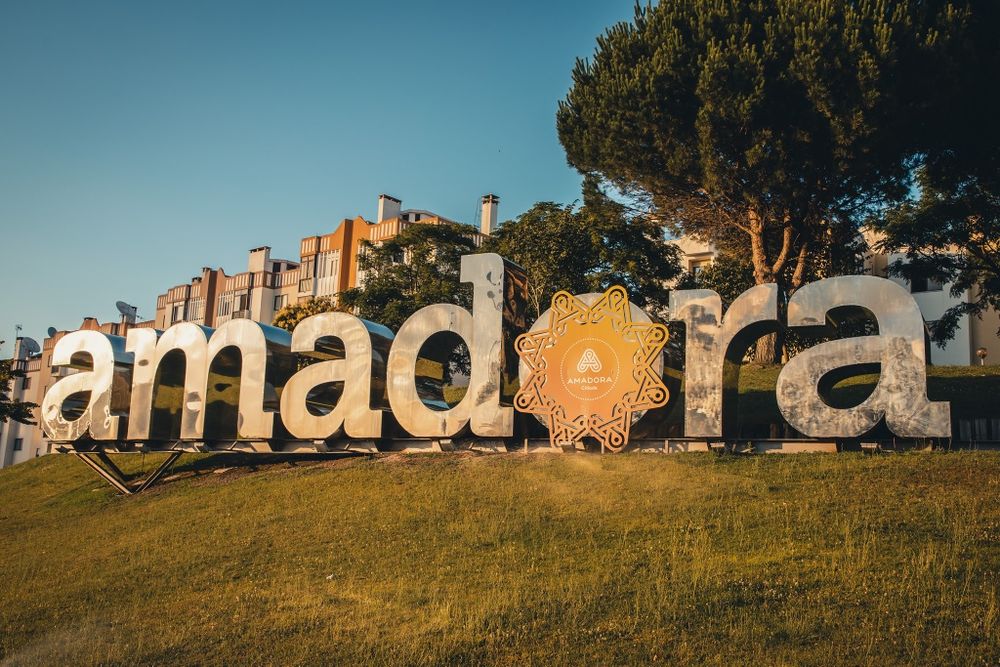 Vende-se: Lojas/Armazéns com Pé-Direito Alto na Amadora