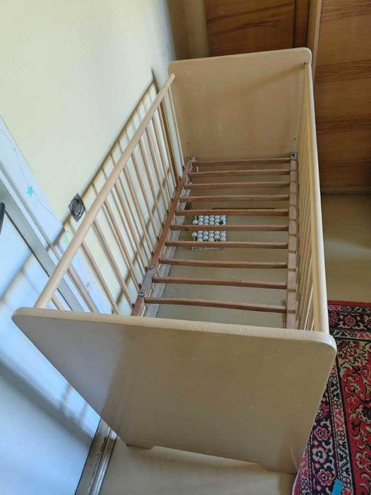 Дитяче ліжечко, комбіноване. Передня решітка опускається.