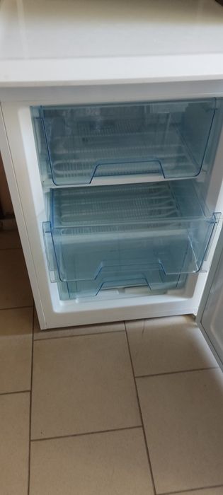 Продам морозильную камеру ELENBERG FR86