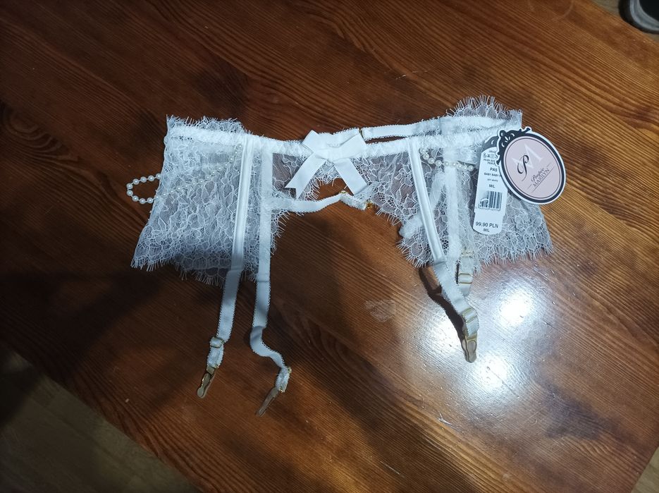 Pas do pończoch z perełkami