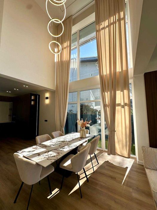 Шикарний Будинок в передмісті