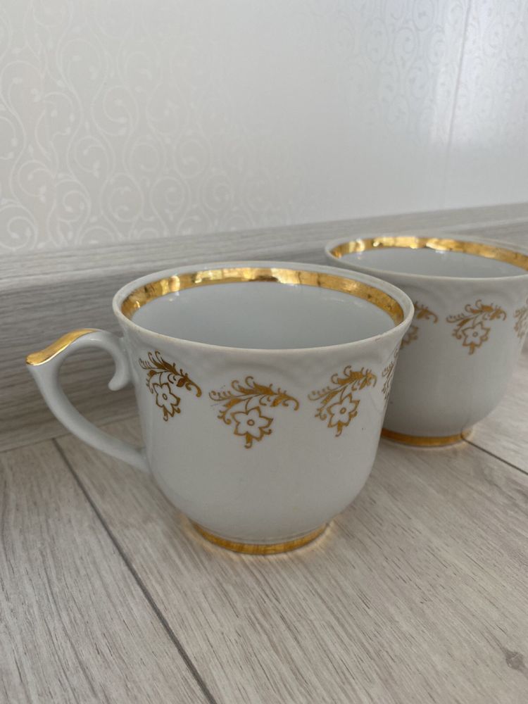 Чашки чайные и хрустальные бокалы