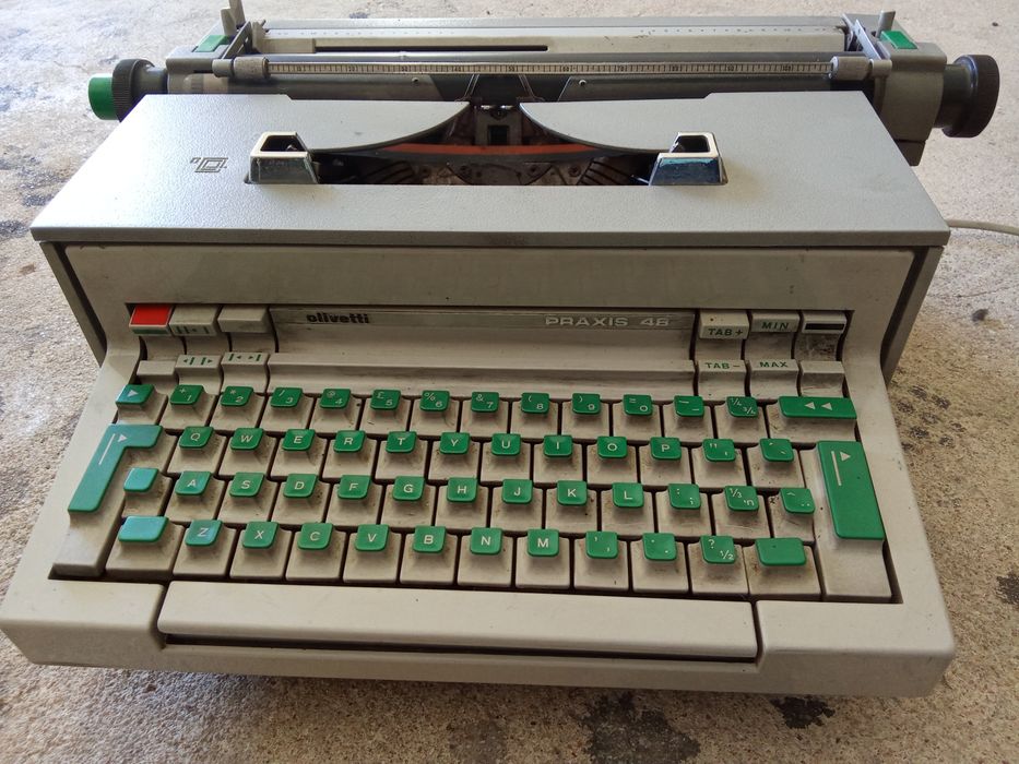 Maquina de escrever Olivetti Praxis (liga mas não funciona)