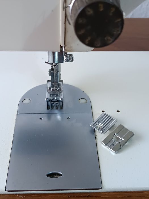 Máquina de costura Oliva Elgin (com móvel)
