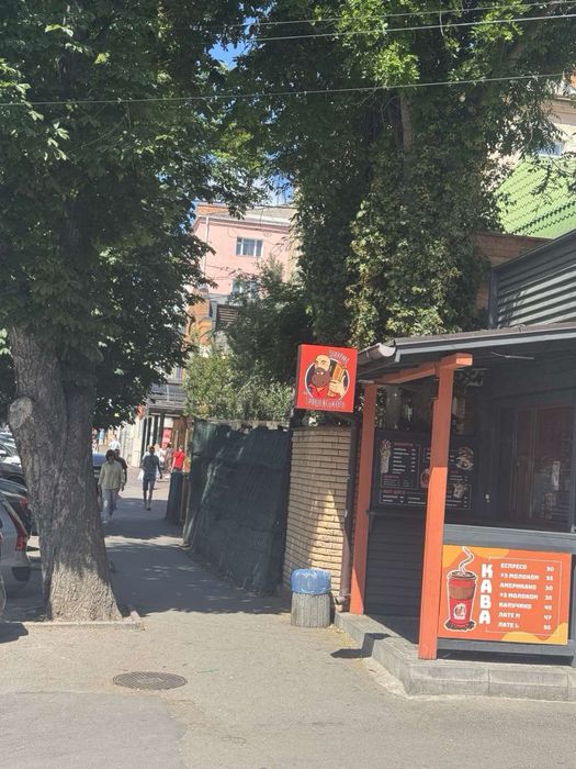 Сдается над дорогой киоск в центре города