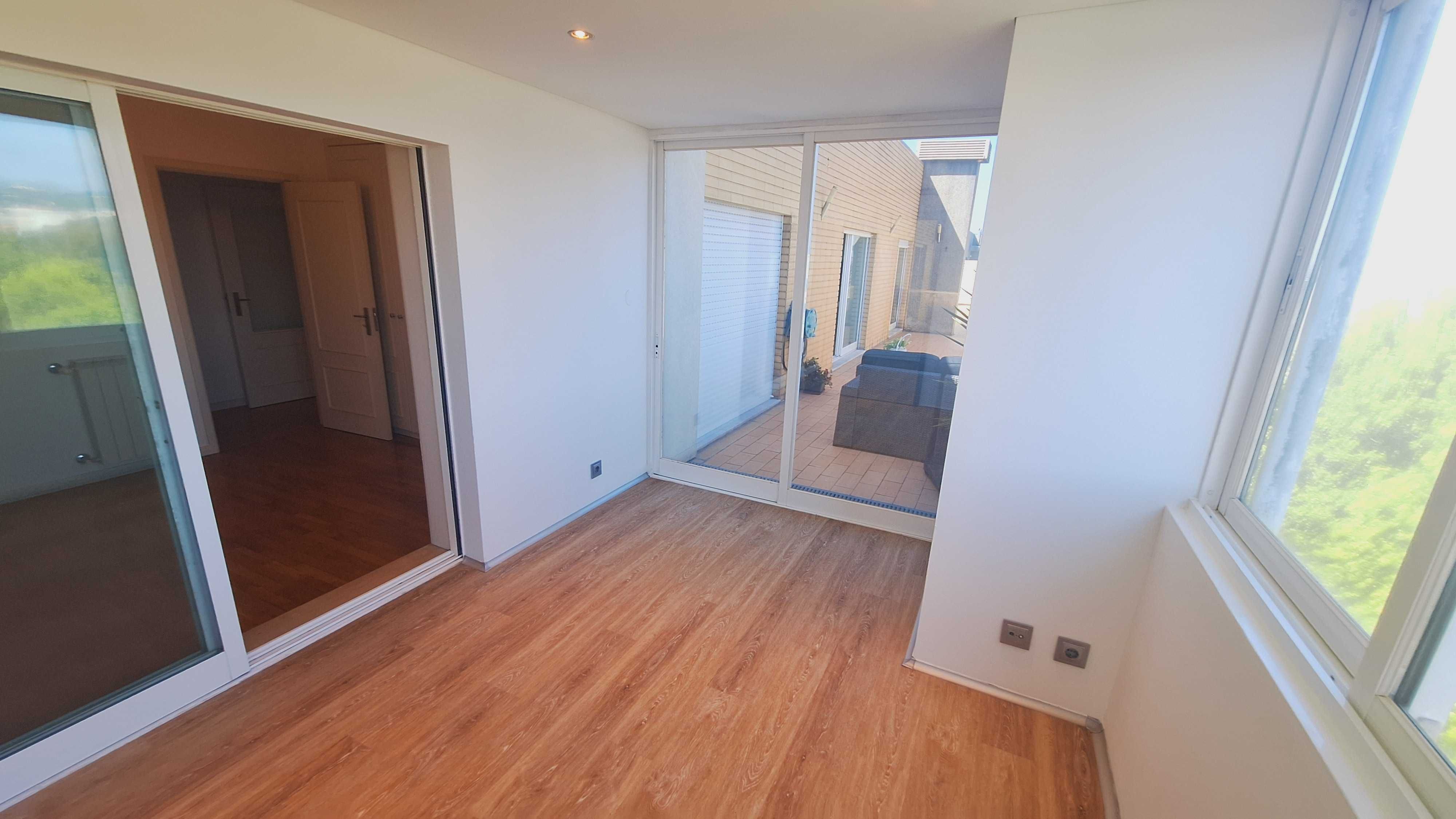 Penthouse T2+2(com janela) Renovado em Águas-Santas