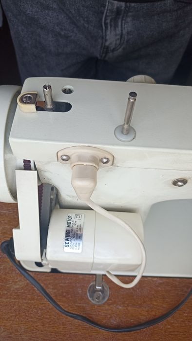 Швейна машинка з електричним приводом Японія