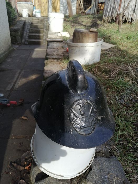 Каска пожарника с металла