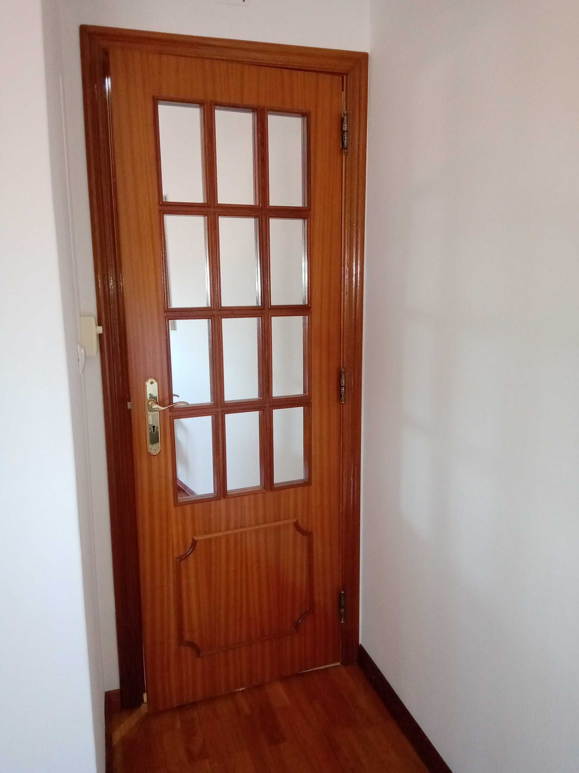 Porta cor carvalho 198,5x70cm com espelhos nas duas faces.