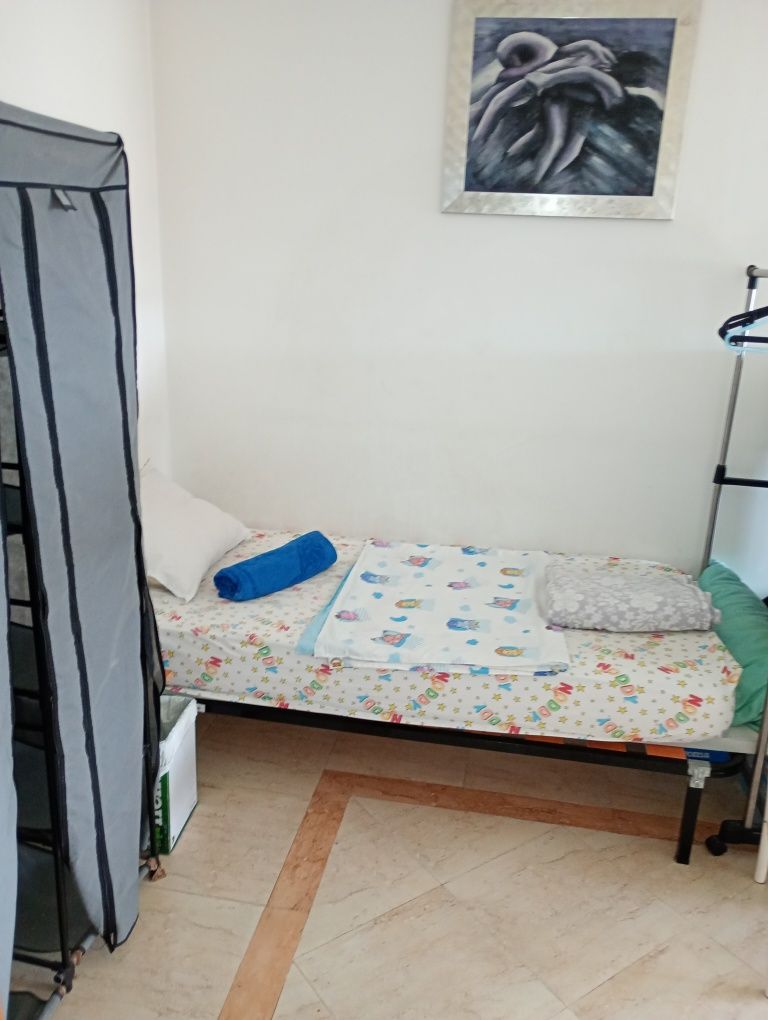 Uma Cama Vaga homem  Lisboa - Odivelas Metro