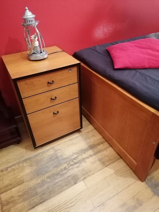 Cama com gaveta para outra cama e um bloco