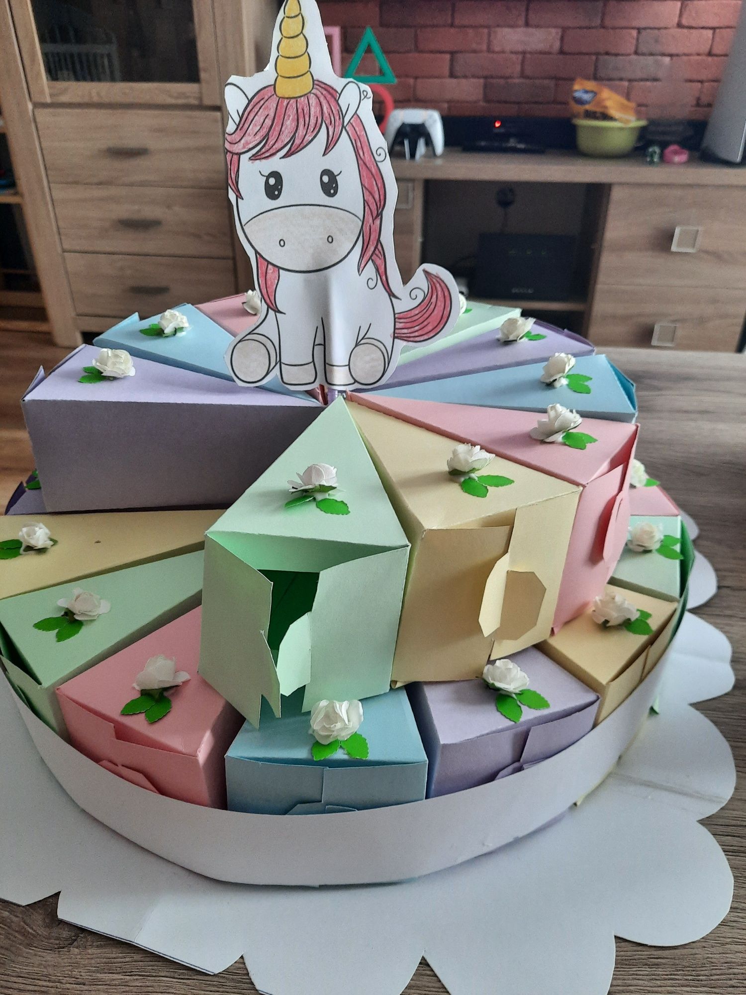 Papierowy tort z kawałków