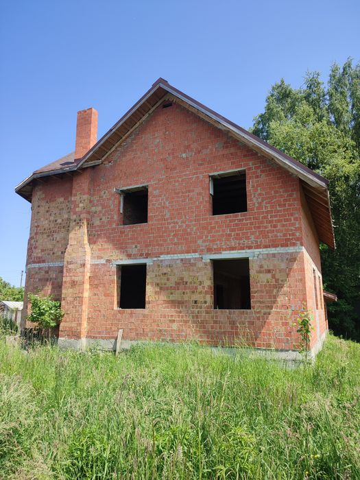 Продам добротний,двоповерховий цегляний будинок(недострой).