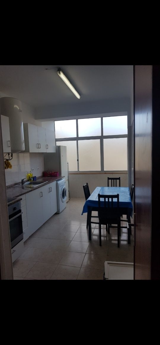 Alugo quarto compartilhado sem caução,em Queluz