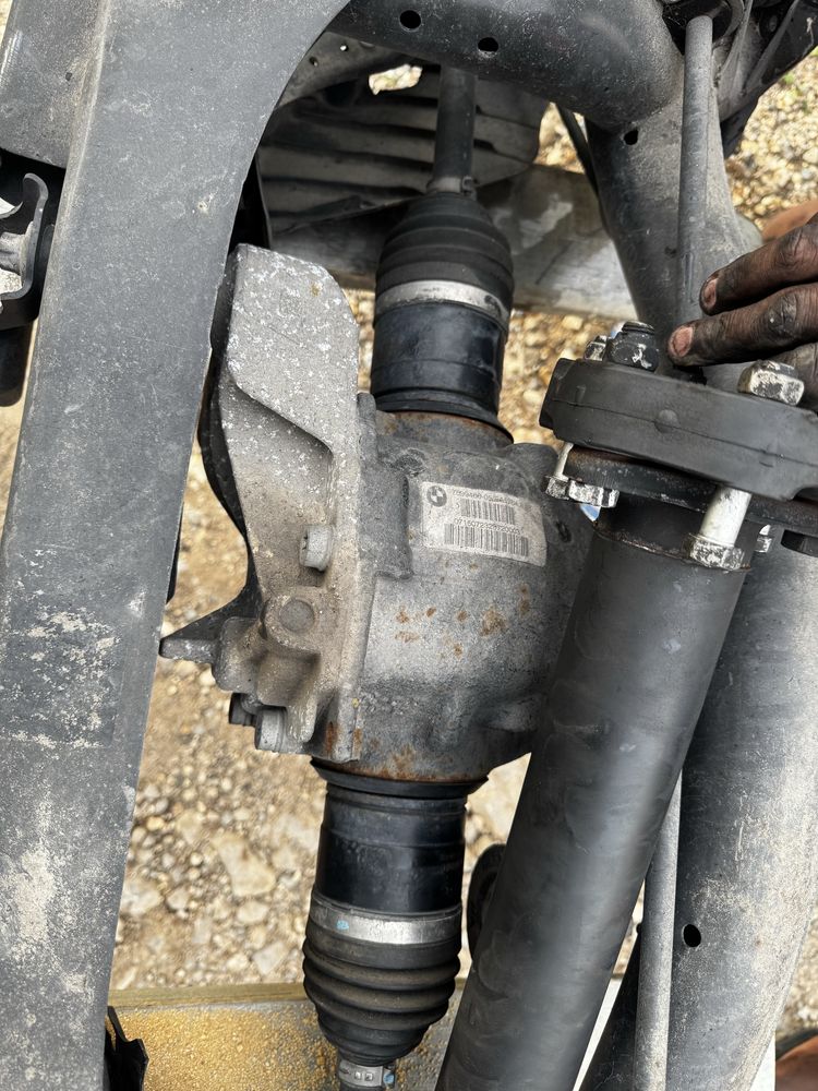 Eixo traseiro completo ,bateria, porta mala da bmw serie 1 116d