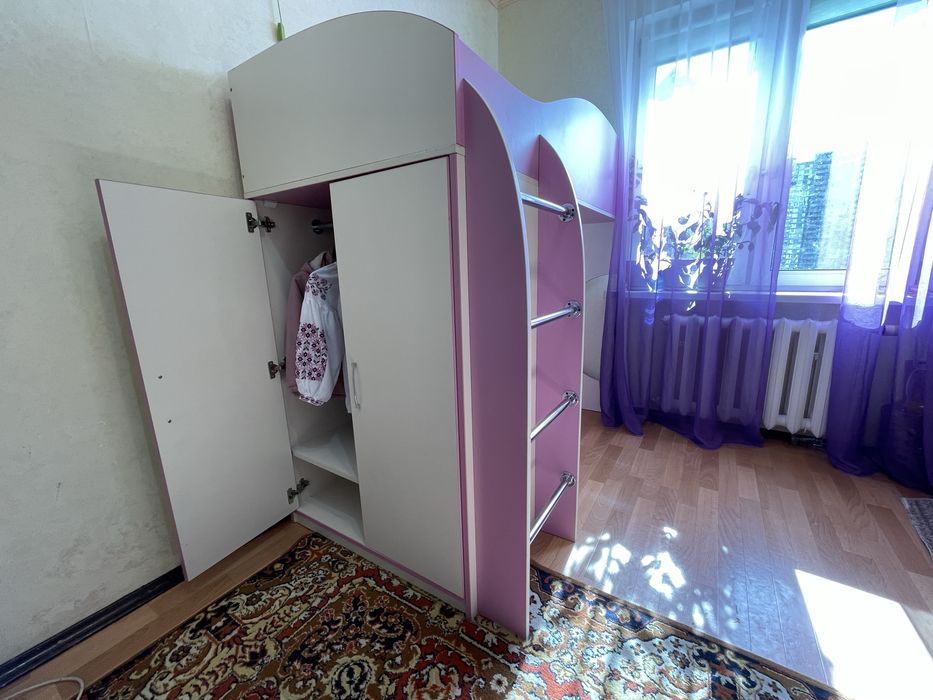 Дитяче ліжко двоповерхове рожеве