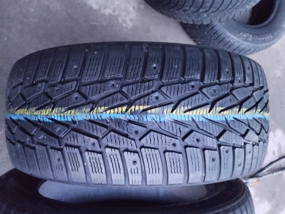 Пара зимових шин Nokian 225/50/17