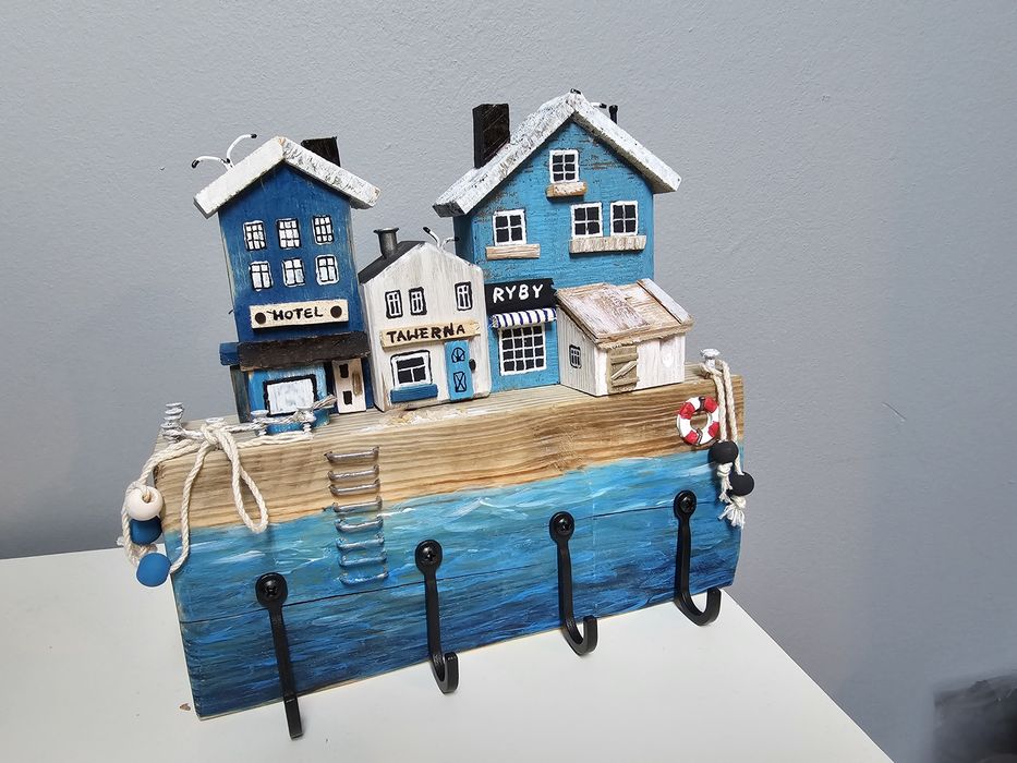 Drewniany wieszak na klucze.