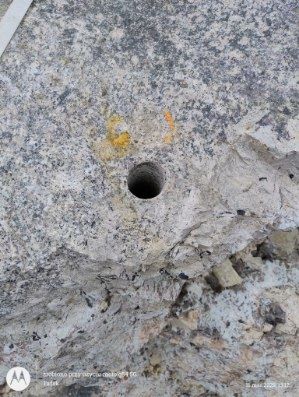 Bryły granitowe z minerałami