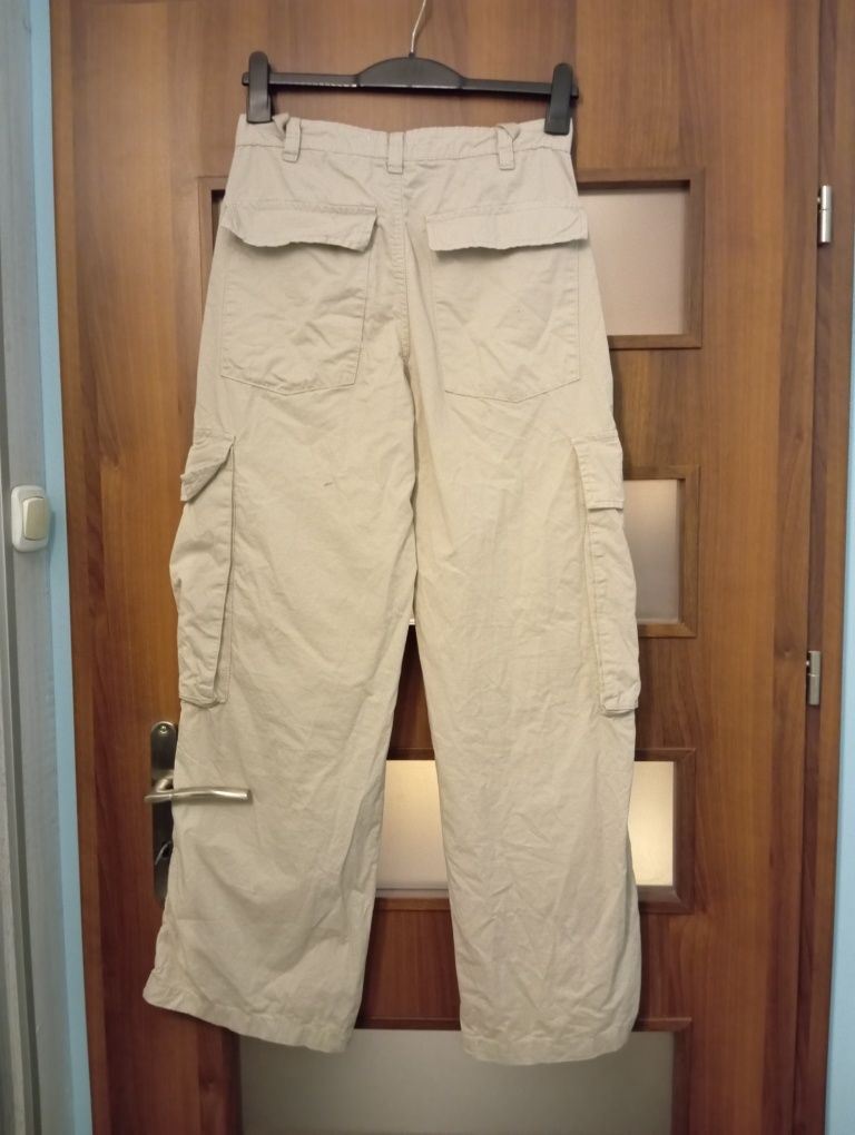 Beżowe spodnie cargo pull and bear tanio cheap woman kobieta