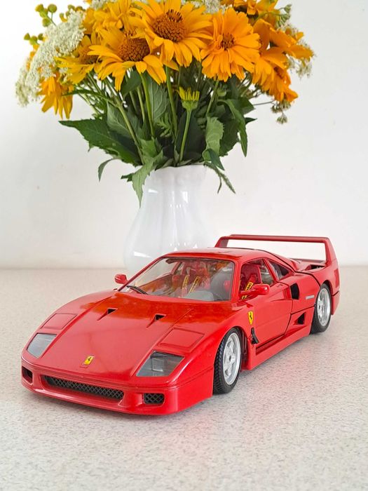 Model samochodu Bburago Ferrari F40 1987r. skala 1/18 Made in Italy
